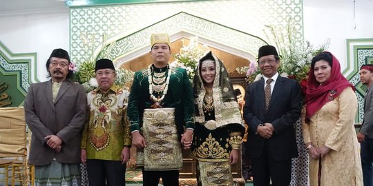 dan menantunya yang sudah tak lagi mengenakan pakaian pengantin rev1