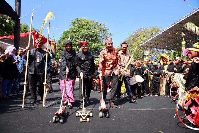 siswa banyuwangi ajak saut situmorang bermain