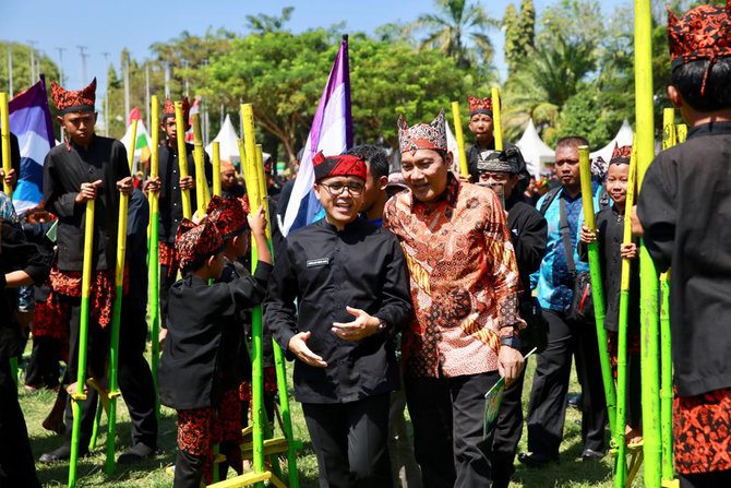 siswa banyuwangi ajak saut situmorang bermain