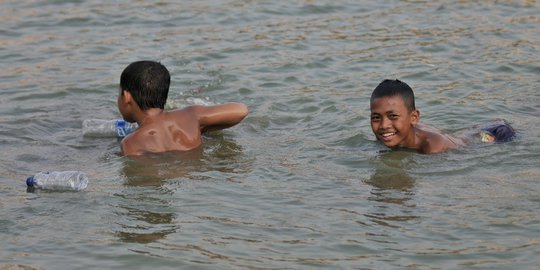 Minim Fasilitas Bermain, Anak-Anak Nekat Renang di Danau Sunter