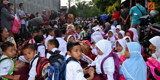 Sekolah Disegel, Murid SDN 62 Bengkulu Belajar di Jalanan Beralas Terpal