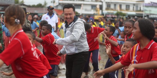 Gaya Asyik Menpora Ikut Tari Seka Massal di Timika