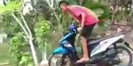 Dua Remaja di Pasuruan Terekam Main 'Motorcross' di Area Kuburan