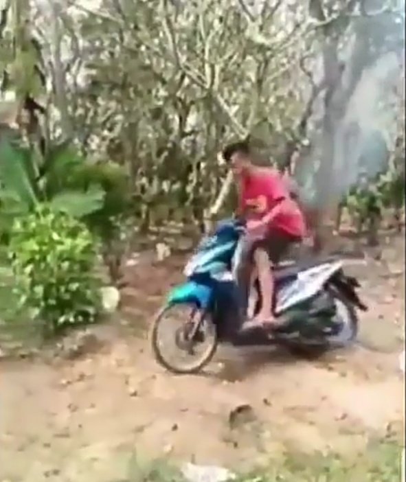bocah bermain motor di kuburan