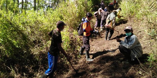 Sisa Kebakaran Hutan Lereng Panderman Terus Diawasi