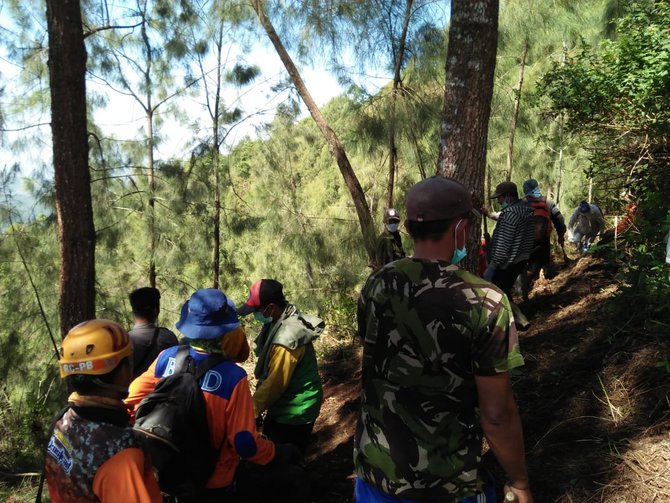 sisa kebakaran hutan lereng panderman terus diawasi