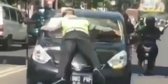 Heboh Polisi di Bandung Tilang Pengendara hingga 'Nyangkut' di Kap Mobil