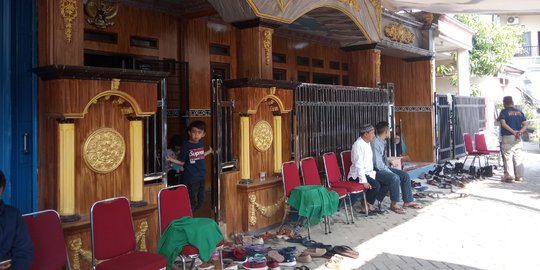 Jerit Tangisan Anak Bripka Rahmat Saat Jasad Ayahanda Tiba di Rumah Duka