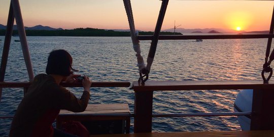 Pemandangan Langit Senja Di Pulau Kalong Labuan Bajo Bikin Famtrip