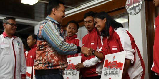 Menpora Serahkan Beasiswa Atlet Prestasi ASG 2019