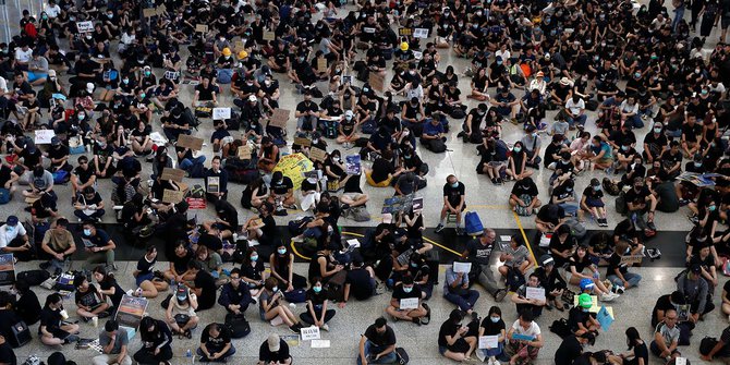 Ribuan Demonstran Hong Kong Duduki Bandara