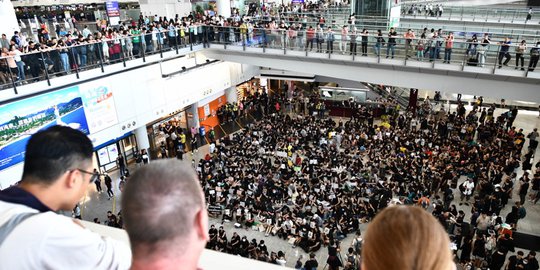 Aksi Demonstran Duduki Bandara Internasional Hong Kong