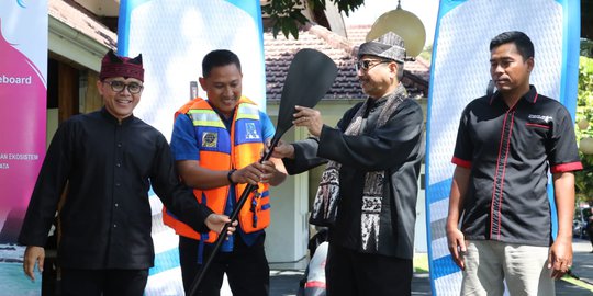 Menpar Bagikan 10 Stand Up Paddle Board untuk Banyuwangi