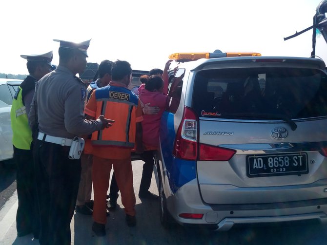 bus dinas polisi kecelakaan di tol nganjuk madiun