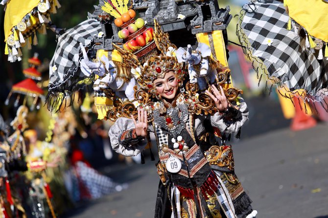 menteri pariwisata ri arief yahya membuka event banyuwangi ethno carnival