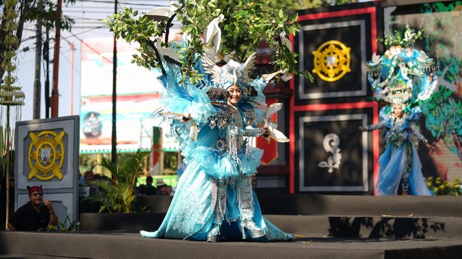 menteri pariwisata ri arief yahya membuka event banyuwangi ethno carnival