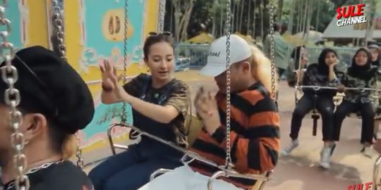 Datang Bersama Naomi ke Resepsi Siti Badriah, Sule Minta Doa Segera Menikahi Kekasih