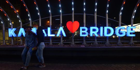 Gembok Cinta Hiasi Kamala Bridge Kalimalang