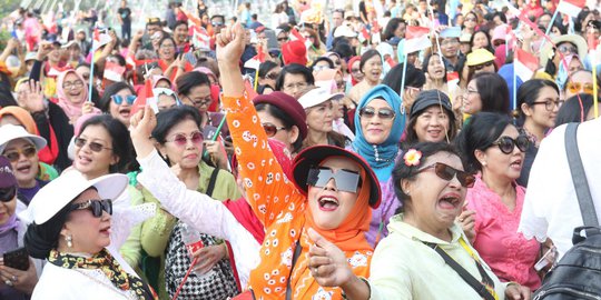 Parade Emak-emak Ajak Warga Berpakaian Khas Indonesia di Bundaran HI