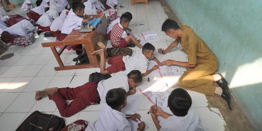 Lagi, Murid SD di Bogor Belajar di Lantai