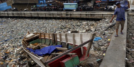 Tumpukan Sampah Cemari Laut Jakarta