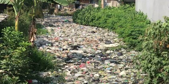 Selain Masalah Sampah, Bantaran Kali Bahagia Juga Dipenuhi Bangunan Liar