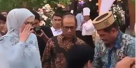 bersimpuh di kaki ayah cut meyriska rev2