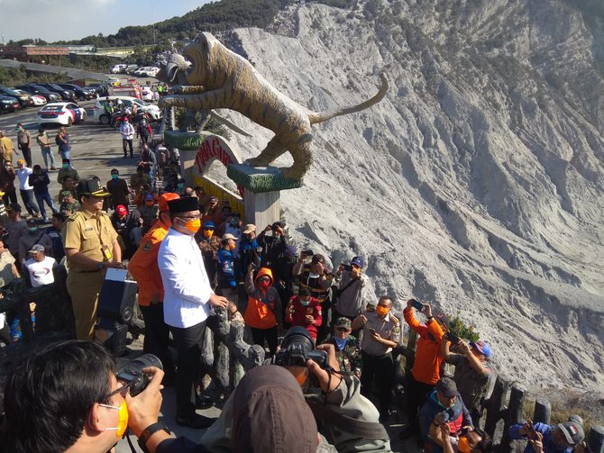 suasana sekitar gunung tangkuban parahu usai erupsi