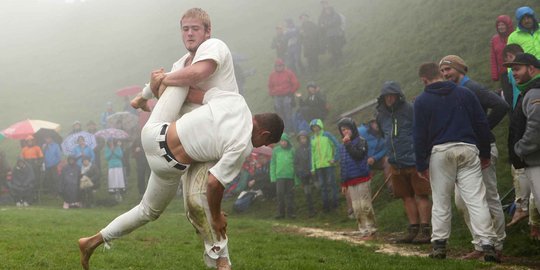 Tradisi Gulat Celtic di Puncak Gunung Berkabut
