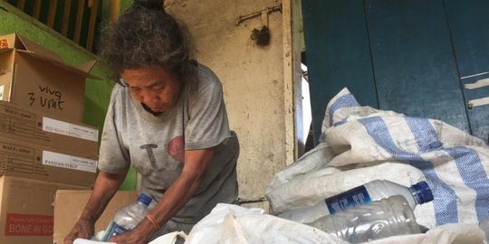 Sambut Idul Adha, Pemulung Botol Plastik Kurban Sapi di Mataram