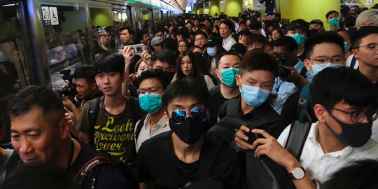 Aksi Pengunjuk Rasa Hong Kong Blokade Layanan Kereta