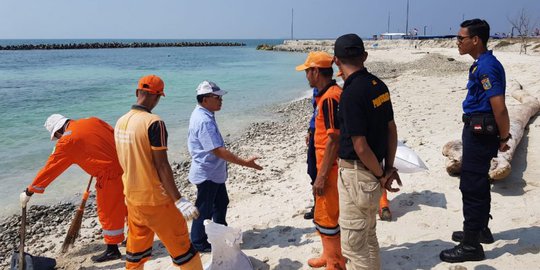 Pesisir Kepulauan Seribu Terdampak Tumpahan Minyak Mentah