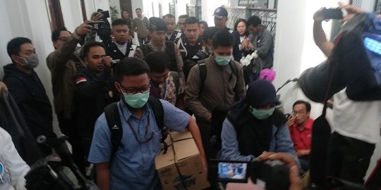 6 Jam Geledah Ruang Sekda Jabar, KPK Bawa 2 Koper dan 1 Dus Diduga Dokumen