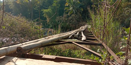 Jembatan Cipangarangan Rusak Berat, Siswa di Tasikmalaya Bertaruh Nyawa ke Sekolah