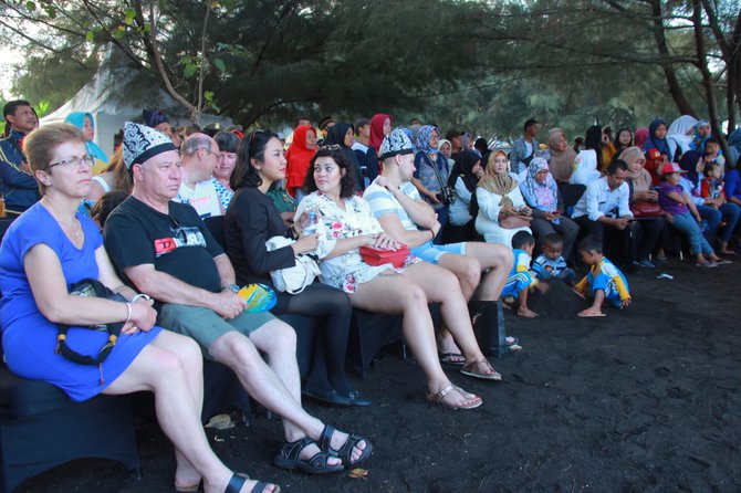 festival pantai cacalan yang digelar kelompok sadar wisata pokdarwis di pantai cacalan