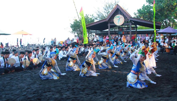 festival pantai cacalan yang digelar kelompok sadar wisata pokdarwis di pantai cacalan