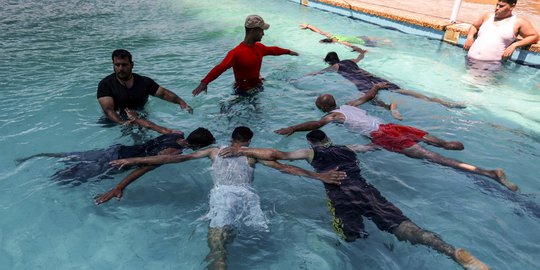 Semangat Pemuda Palestina Berkaki Satu Latihan Renang