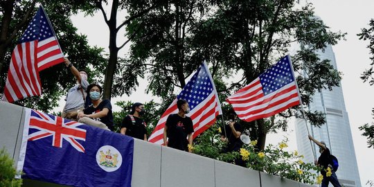 Ini Alasan Mengapa Demonstran Hong Kong Mengibarkan Bendera Amerika