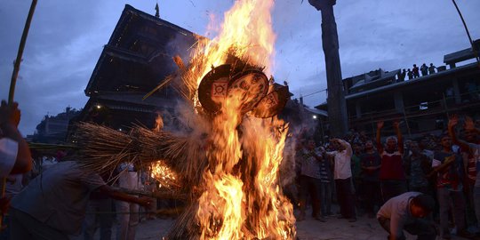 Ritual Membakar Setan di Festival Ghantakarna Nepal