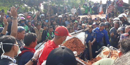 Mobil Tertimpa Truk di Tangerang Ternyata Taksi Online