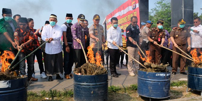 150 Kg Ganja Kering Dibakar di Alun-Alun Tigaraksa Tangerang