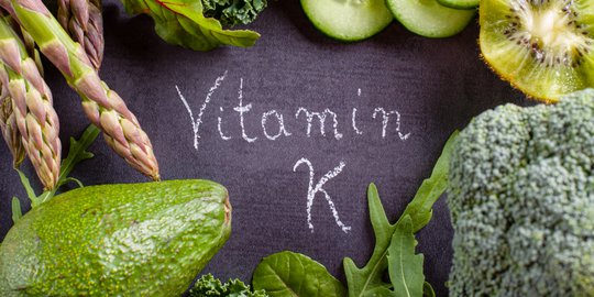 Kantung Mata Bengkak dan Gelap? Vitamin K Solusinya