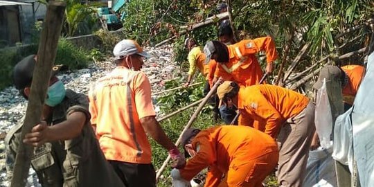 Gunakan Alat Berat, Petugas Mulai Keruk Sampah Kali Bahagia Bekasi