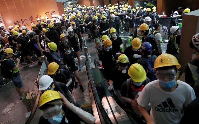 demonstran duduki gedung parlemen hong kong
