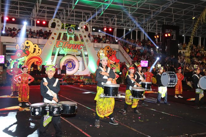 banyuwangi angkat budaya nusantara dalam sebuah festival drumband etnik