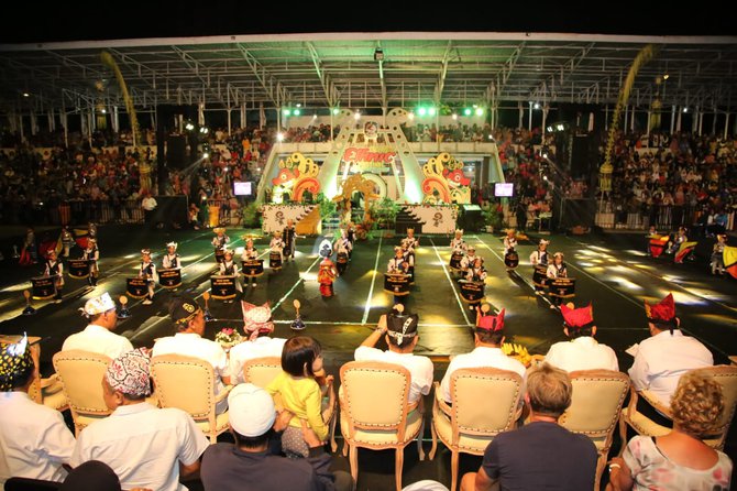 banyuwangi angkat budaya nusantara dalam sebuah festival drumband etnik
