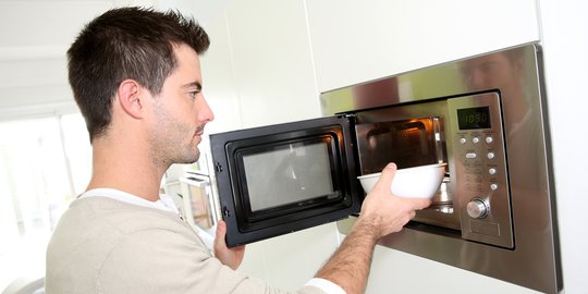 Benarkah Menghangatkan Makanan di Microwave Bisa Menyebabkan Kanker?