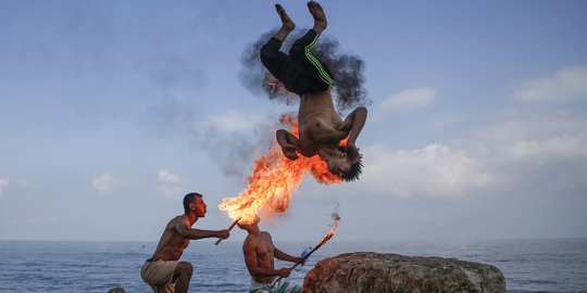 Musim Panas, Menyembur Api Jadi Permainan Favorit Pemuda Palestina