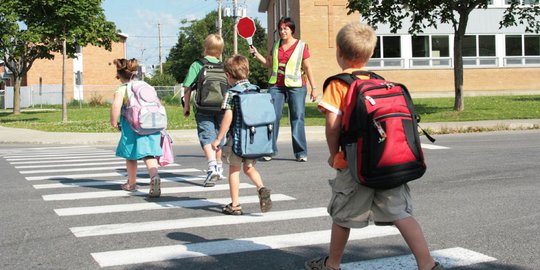 Perhatikan Cara Berjalan Anak untuk Ketahui Risiko Masalah Punggung Mereka