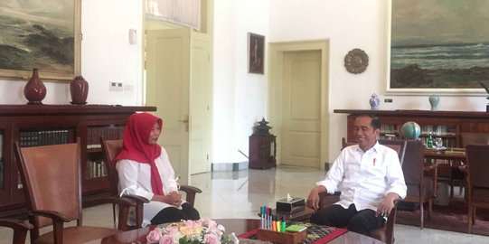 Jokowi Serahkan Langsung Keppres Amnesti pada Baiq Nuril di Istana Bogor